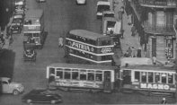 Autobuses de la línea L y LB en la calle Balmes, años 50. Foto Català-Roca/Col. Jaume Susany