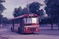 Bus realizando la primera línea que sustituyó el tranvía azul, agosto 1984. Podemos ver en la parte izquierda de la foto las obras en las vías del tranvía. Foto Pere París