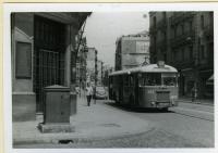 Autobús de la línea D bajando Mayor de Gracia, junto a la esquina de la Rambla del Prat, julio 1962. Archivo Municipal de Barcelona