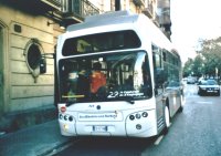 Prototipo de bus híbrido EPT Horus en la línea 22, en la Vía Augusta, 28/4/2003. Foto de David Llorca