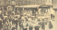 Autobús de la línea 26 atravesado en el Pº de Gracia / Valencia en una manifestación de estudiantes, enero 1980