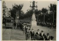 En los Jardinets de Gracia. Una procesión de niños y un tranvía de la 21. Colección Club Excursionista de Gràcia