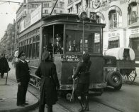 Tranvía conducido por un Guardia de Asalto en una huelga. Pl. Cataluña, 17/11/1933. Foto Carlos Pérez de Rozas