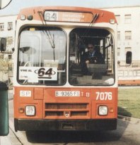 Autobús de la línea 64 en la Barceloneta, con la promoción Vine al 64, abril 1990