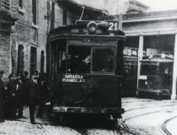 Un tranvía de la línea 21 saliendo de las cocheras conducido por un soldado de la Armada durante la huelga general del transporte de noviembre de 1933. Archivo J. Ibáñez
