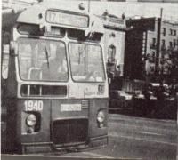 Autobús de la línea 17 en la Pl. Palacio, años 70
