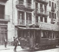 Tranvía en la calle Mayor de Gracia conducido por soldados en el año 1913