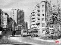 Un autobús, posiblemente de la línea 14, en el cruce de la Av. Masnou con Av. Primavera. Foto Centre d`Estudis de l´Hospitalet