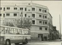 Autobús con propoganda de Gaseosa Montserrat, que también era propietaria del Sr. Arús. En la c. Barcelona. Foto Ayuntamiento L´Hospitalet, año 1965