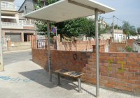 Antigua parada del servicio urbano en la Pl.Unitat del Bº de Can Costa, ago.2006